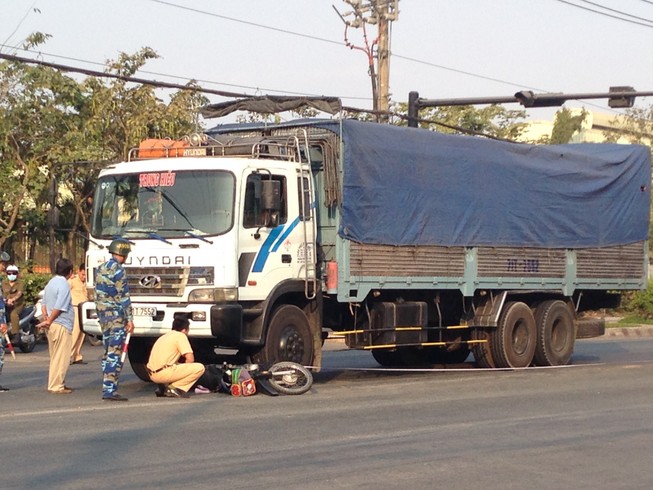 Hai mẹ con thoát chết khi nằm dưới gầm xe tải