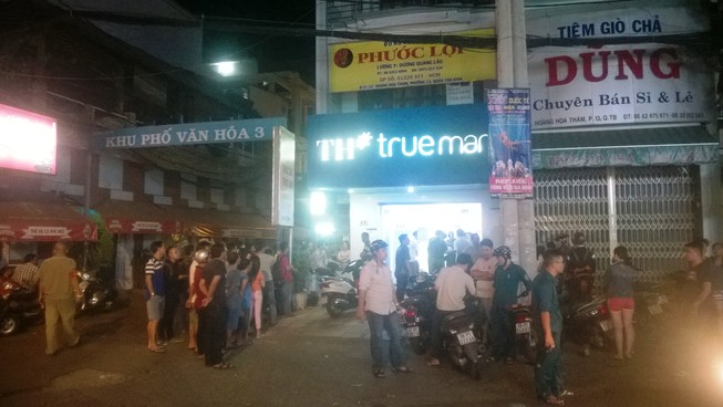 Cô gái trẻ bán sữa bị truy sát tại cửa hàng