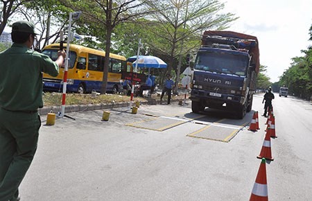 Xử phạt chủ doanh nghiệp, lái xe cấu kết với 'cò'
