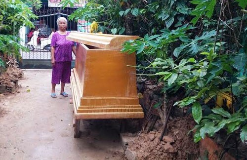 Nửa đêm, mang quan tài tặng bố mẹ