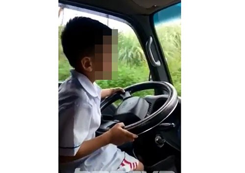Clip hoảng hồn hình ảnh bé trai lái ô tô băng qua đường