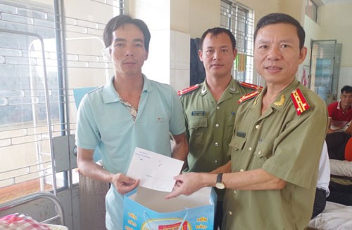 Can đánh nhau, phó công an xã bị chém đứt tai