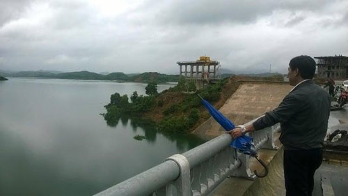 Người dân trở về nhà sau một đêm bỏ chạy lên núi