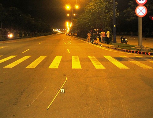 Tài xế lái xe ô tô màu đỏ cán chết người nước ngoài ra trình diện