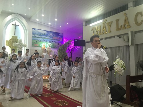 Đàm Vĩnh Hưng mặc áo dòng hát ở nhà thờ