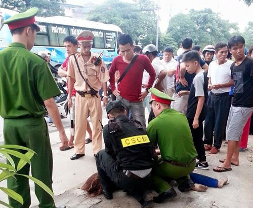 Cô gái trẻ nghi 'ngáo đá' bế con nhỏ lao vào đầu ô tô tải