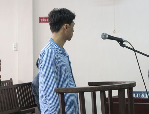 Cướp điện thoại 'cùi bắp' lãnh bốn năm sáu tháng tù