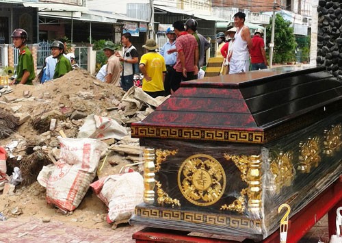 Mang quan tài đi giải quyết tranh chấp đất