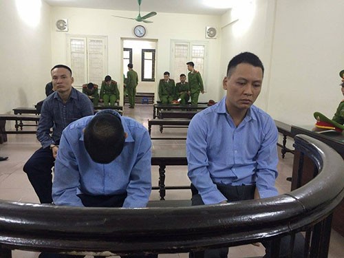 Mâu thuẫn tại quán nhậu, xách súng bắn người
