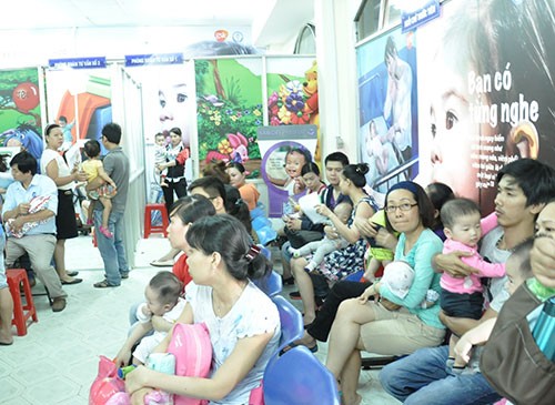 TP.HCM: Cả gia đình đi lấy số tiêm vaccine dịch vụ