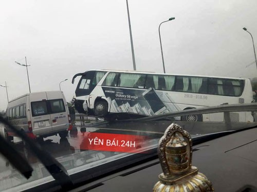 Xe lật nghiêng trên đường cao tốc, nhiều người bị thương