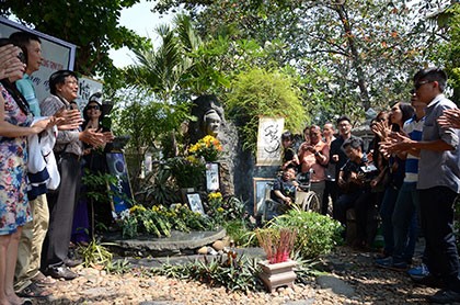 Hàng trăm người viếng thăm mộ Trịnh Công Sơn