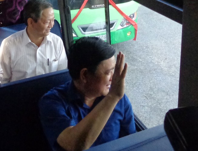 Bí thư Đinh La Thăng vẫy tay mời gọi người dân Cần Giờ đi xe buýt
