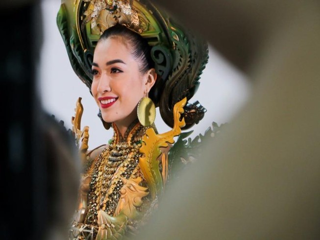 Á hậu Lệ Hằng đi thi hoa hậu hoàn vũ trùng ngày tết