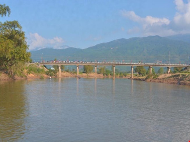 Phát hiện thi thể nghi là người vợ trẻ nhảy cầu