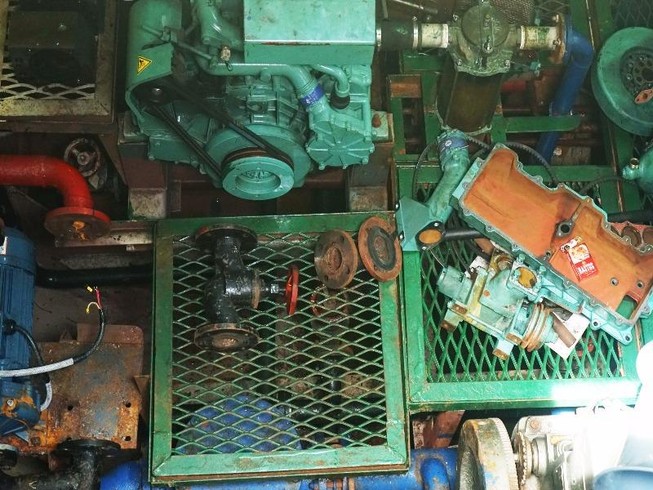 Máy 8 tàu vỏ thép hư hỏng là hàng trôi nổi, cải hoán