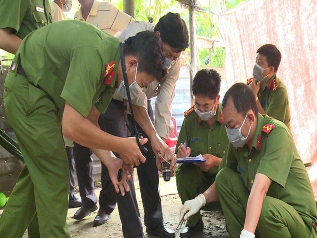 Hoảng kinh phát hiện vợ bị cứa cổ giữa đêm