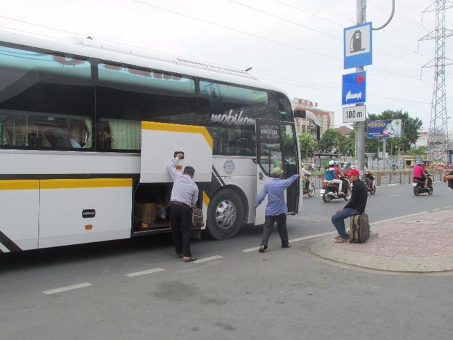 Tháo dỡ biển báo 'cấm dừng xe' bất hợp lý