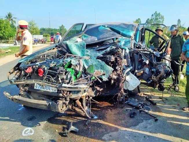 Đầu xe Land Cruiser bẹp dúm sau cú tông của xe tải