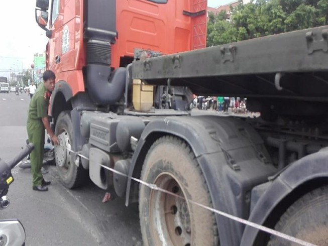 Bị xe đầu kéo cán, 1 phụ nữ tử vong
