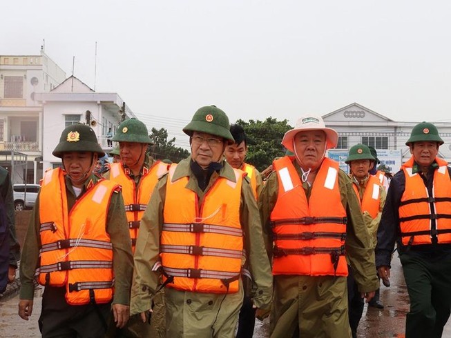 Ông Trịnh Đình Dũng chỉ đạo chống bão ở Sóc Trăng