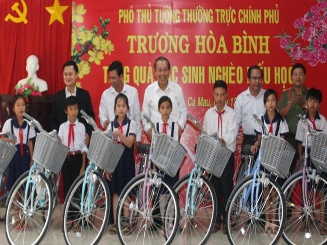 Phó Thủ tướng Trương Hòa Bình tặng xe đạp cho học sinh