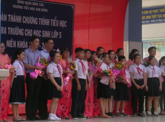 Cùng nghe những ca khúc vượt thời gian viết về thầy cô giáo