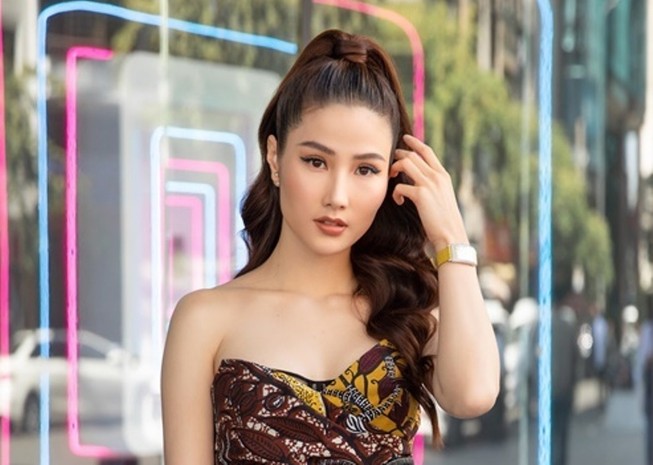Diễm My 9X khoe dáng với đồ hiệu tiền tỉ