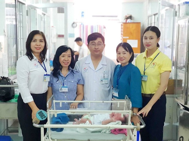 Bé trai vừa sinh ra đã bị mẹ bỏ rơi trong bệnh viện