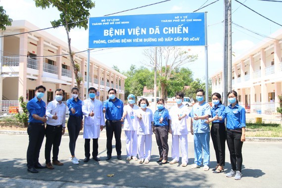Hoa hậu Tiểu Vy trao hiện vật 400 triệu phòng dịch COVID-19
