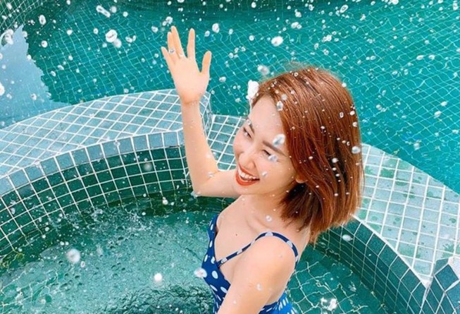 Thúy Ngân khoe dáng gợi cảm với bikini