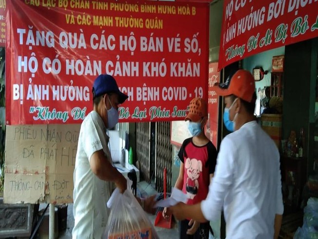 Bình Tân: 1.100 phần quà đến tay người nghèo bán vé số