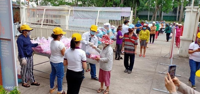 Bình Tân: 300 phần quà trao cho giáo viên, người bán vé số