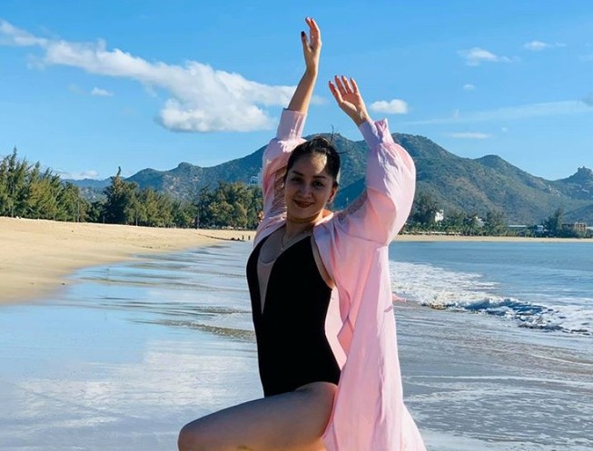 Nữ hoàng dancesport Khánh Thi khoe dáng trên biển