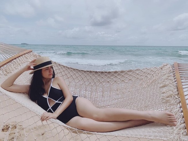Phạm Quỳnh Anh khoe dáng gợi cảm với bikini