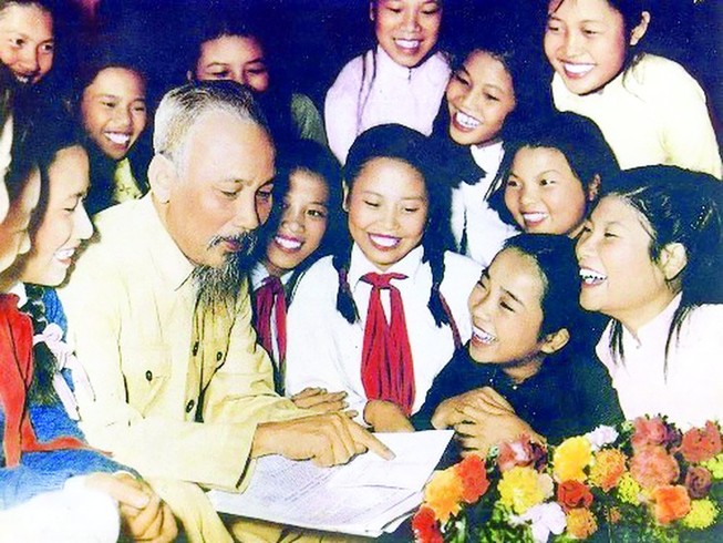 NSND Thu Hiền hát 'Bác Hồ Một Tình Yêu Bao La'