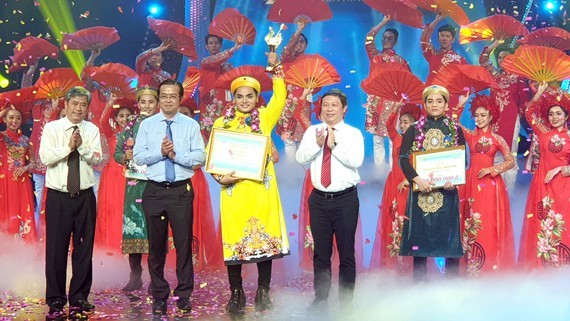 Nguyễn Quốc Nhựt đoạt quán quân Chuông vàng vọng cổ 2020