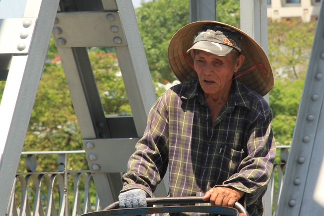 Gồng mình mưu sinh trong cái nắng như trút lửa