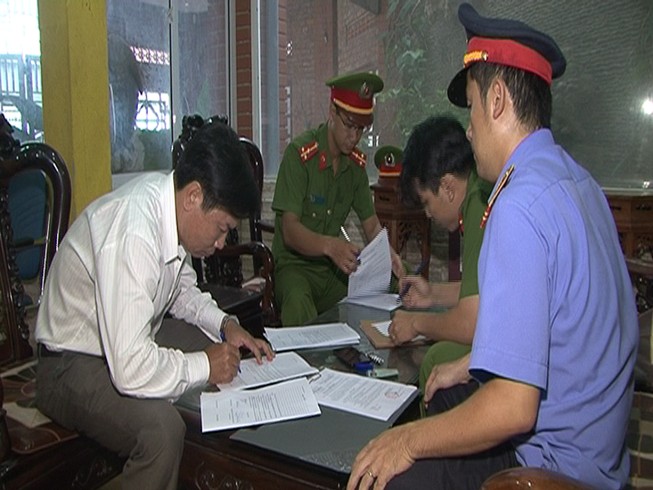 Bắt nguyên giám đốc trung tâm tư vấn dịch vụ việc làm