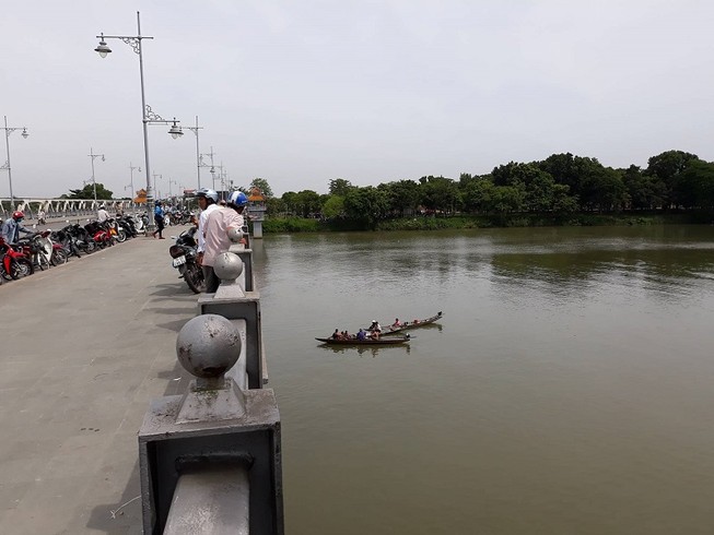 Nam sinh nhảy cầu sau khi nhắn tin về nhà thông báo