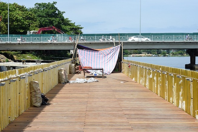 Cận cảnh con đường gỗ lim hàng chục tỉ bên sông Hương