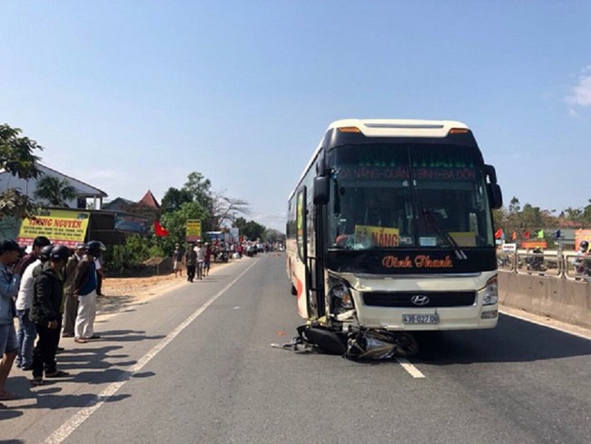 Khởi tố tài xế xe khách tông xe máy khiến 2 cha con tử vong