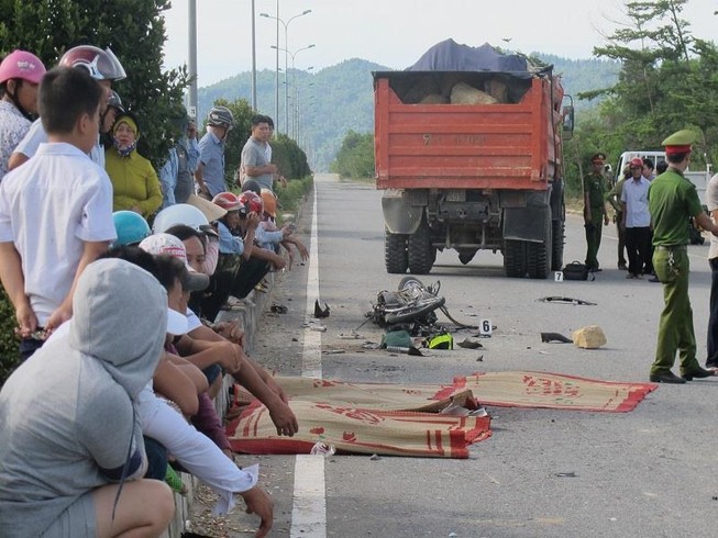 Nam công nhân bị xe tải tông trực diện