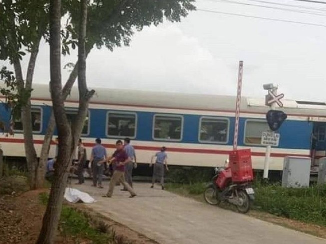 Cô gái trẻ bị tàu tông tử vong