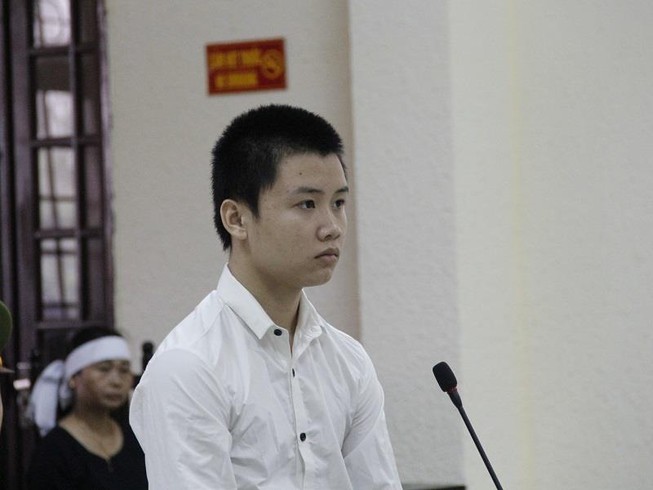 Tuyên án thiếu niên đâm chết người nhắc vượt đèn đỏ