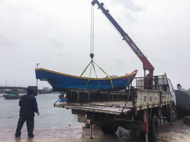 Cẩu thuyền lên bờ tránh bão số 4
