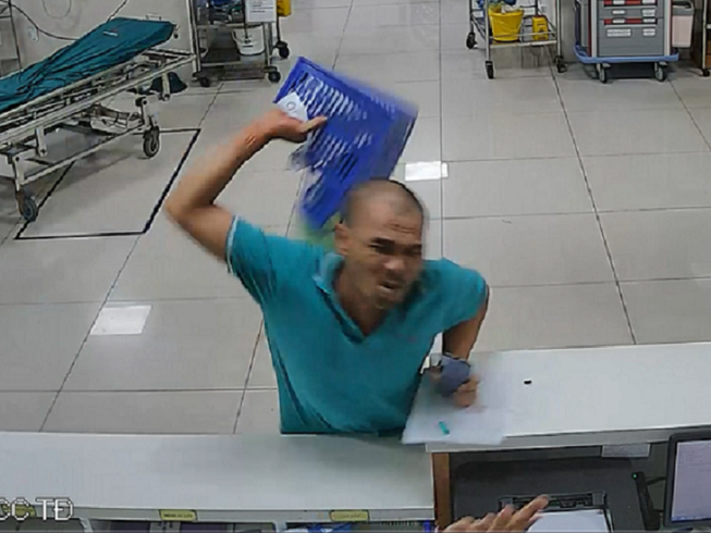 Bắt khẩn cấp người đàn ông đánh nữ điều dưỡng
