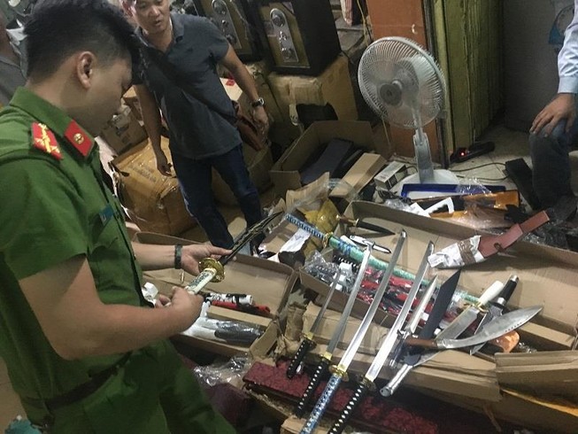 Ô tô chở đao, kiếm, dao găm... từ Hà Nội vào Nam