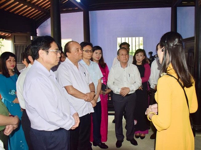 Thủ tướng dâng hương tại nhà lưu niệm Chủ tịch Hồ Chí Minh