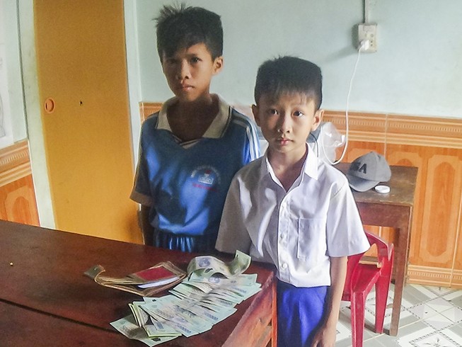 2 học sinh trả lại hơn 16 triệu đồng cho người đánh rơi